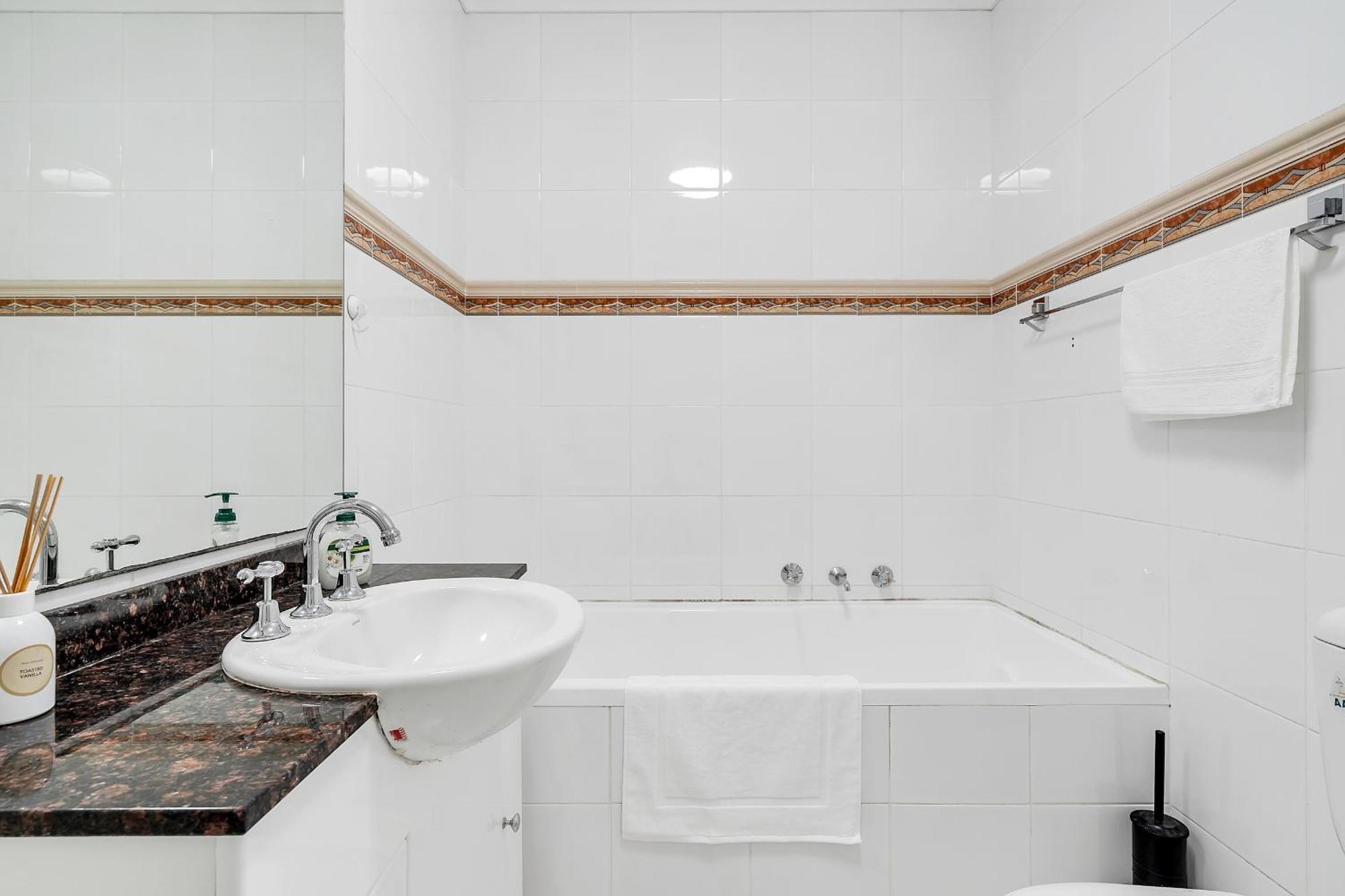 Apartment 37r Magnificent District Views 2bedroom Abnb With Free Parking *